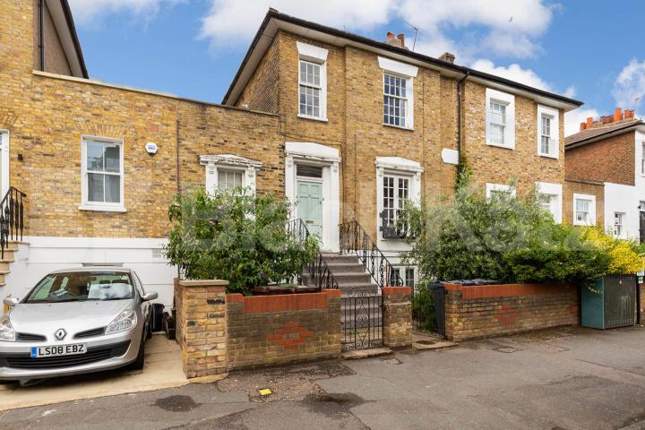 Bright and airy one bedroom flat set on top floor of a period conversion Stamford Road, Dalston
